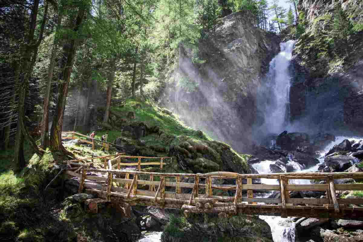Il Parco Nazionale dello Stelvio custodisce invece le Cascate di Saent, una successione di balzi d’acqua nei quali la natura segue un ritmo