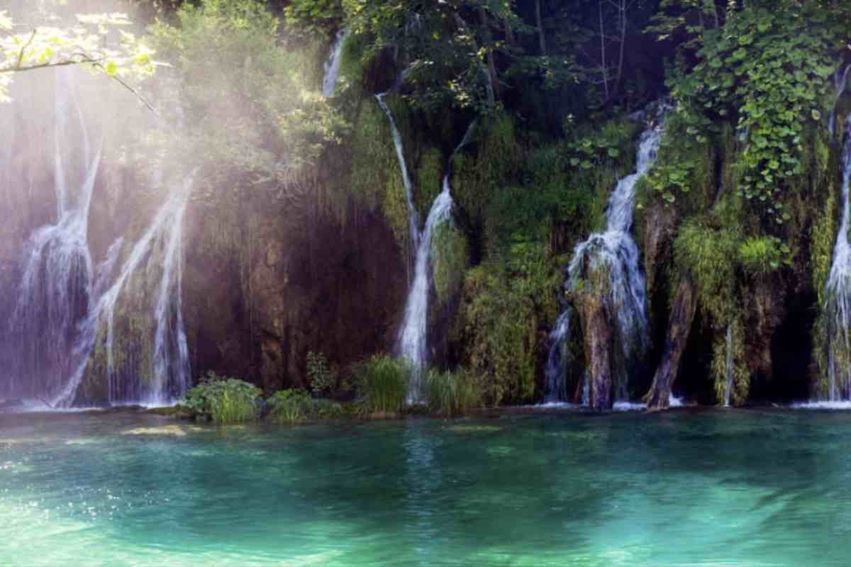 Durante il viaggio verso i Laghi di Plitvice, vale la pena fermarsi a Karlovac, una città che si distingue per la sua posizione su quattro fiumi.