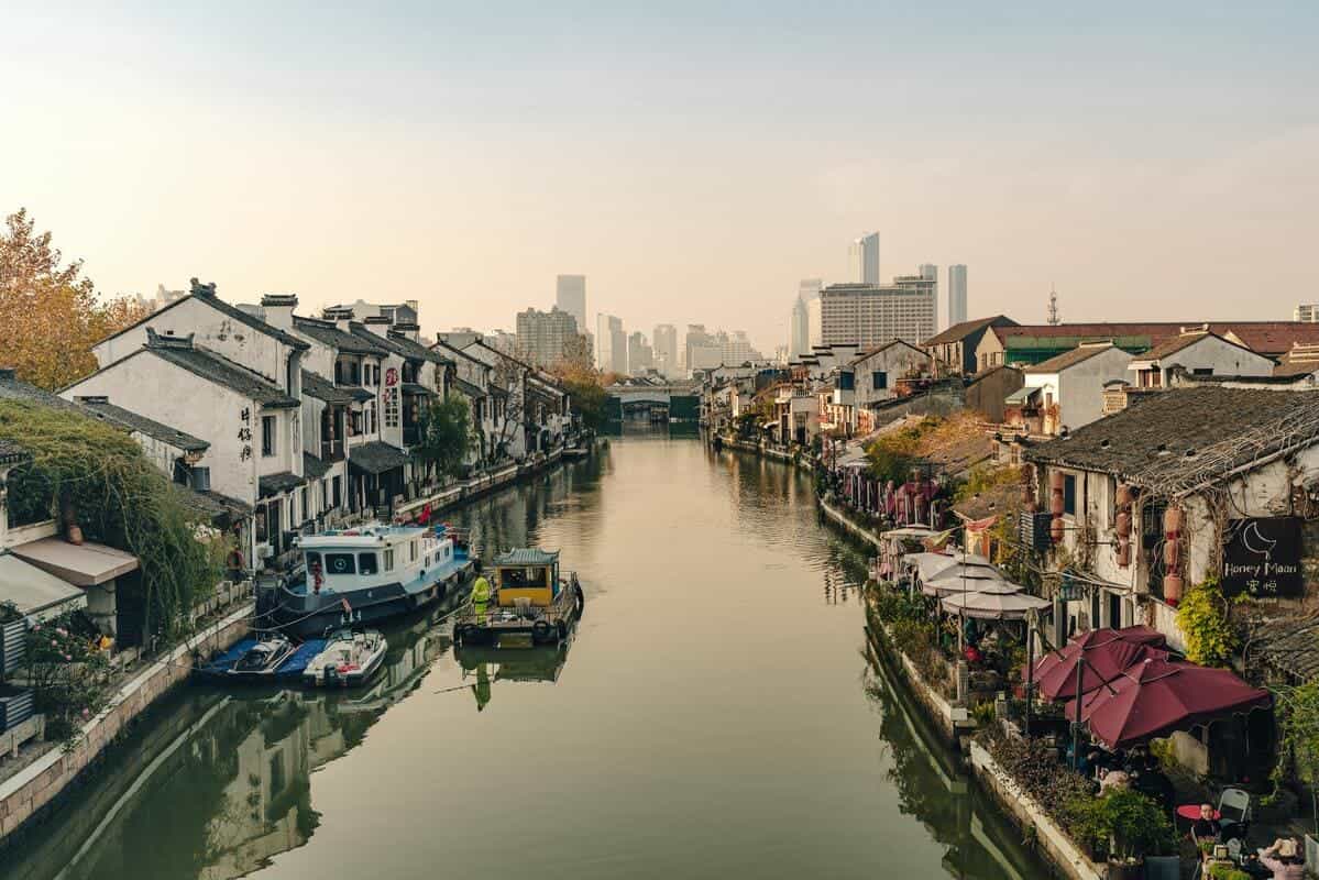 Suzhou, la Venezia d'Oriente, si trova a 100 km da Shanghai: giardini Unesco, canali antichi e oltre 2.500 anni di storia tra seta e architettura classica cinese