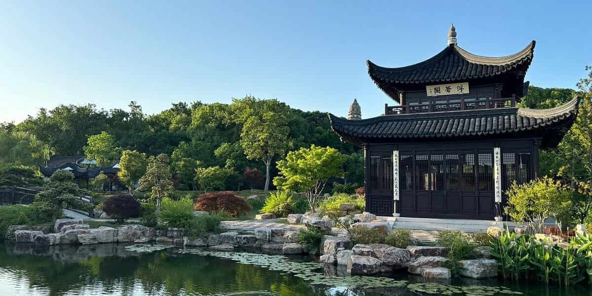 La Collina della Tigre è una popolare destinazione turistica ed è conosciuta per le sue bellezze naturali e siti storici. La collina è stata una meta turistica per centinaia, se non migliaia di anni, le poesie e le calligrafie scavate nelle rocce sulla collina sono l’evidenza di questa lunga storia