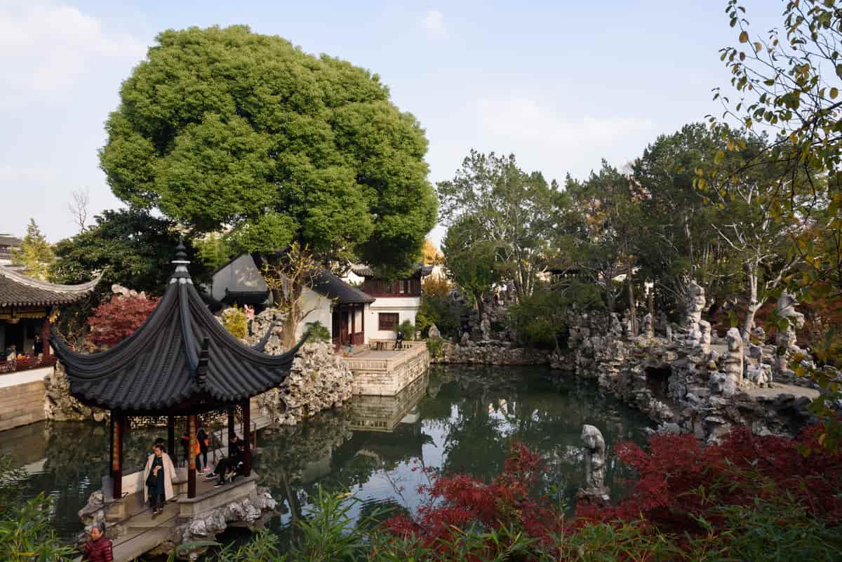 I giardini classici di Suzhou, situati nella provincia cinese del Jiangsu, sono un sito Patrimonio dell'Umanità UNESCO dal 1997, rappresentando l'apice del design paesaggistico cinese. Conosciuta come la "Venezia d'Oriente", Suzhou ospita giardini che fondono natura, architettura e letteratura, creando paesaggi in miniatura.