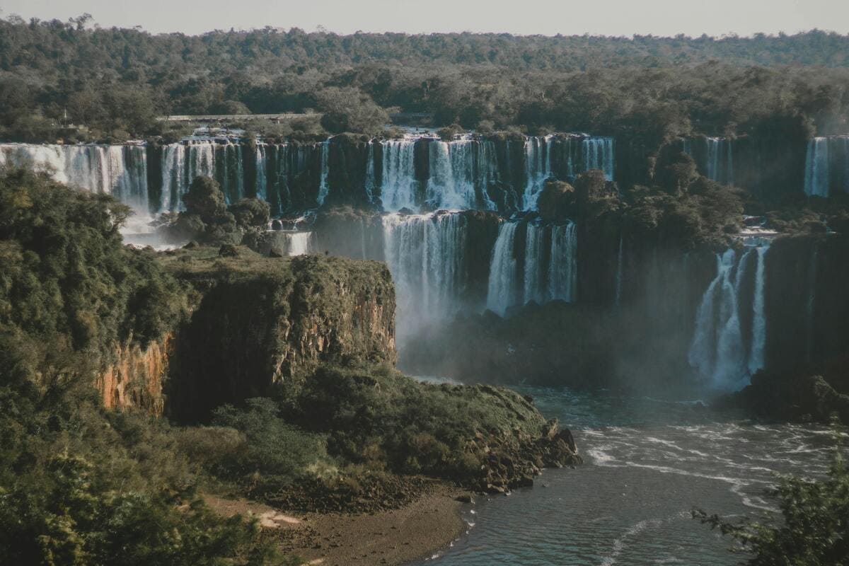 Le Cascate di Iguaçu al confine tra Brasile e Argentina, uno degli spettacoli naturali più imponenti del Sud America visitabile tutto l'anno
