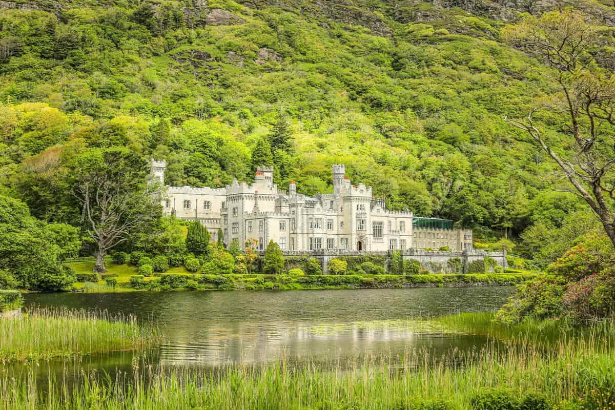 Il Connemara in Irlanda con l'Abbazia di Kylemore specchiata sul lago, paesaggio iconico visitabile da maggio a settembre
