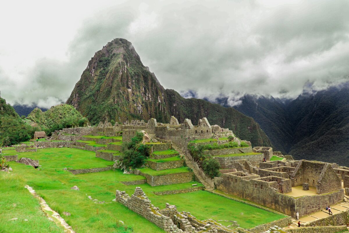 Machu Picchu in Perù avvolta dalla nebbia mattutina, la città Inca più famosa al mondo tra le mete imperdibili per un primo viaggio in Sud America